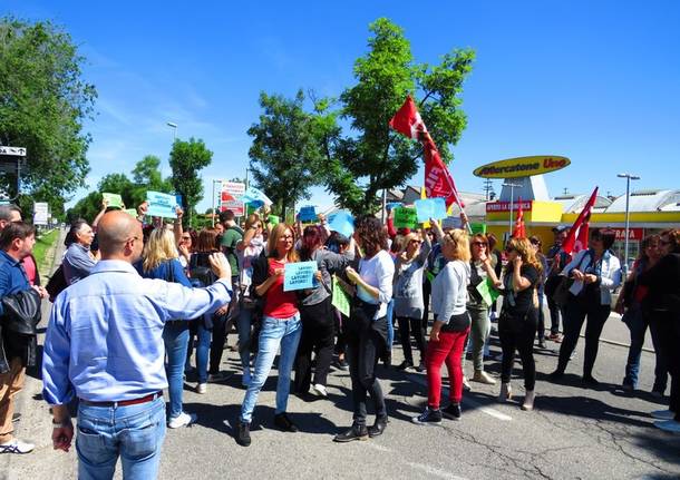 protesta lavoratori mercatone uno legnano