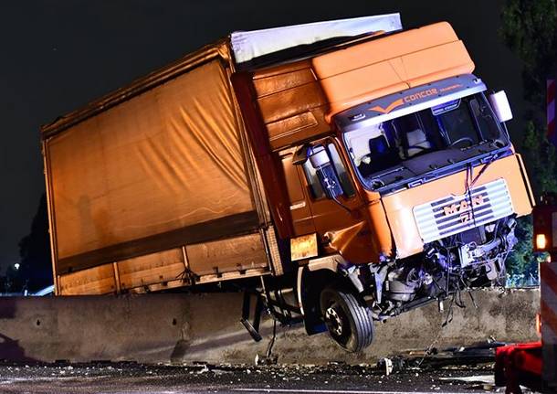 Rho: incidente in autostrada - foto di Andrea Marcato