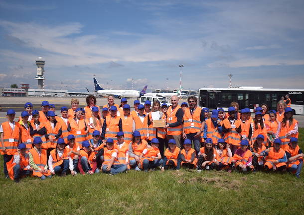 La scuola primaria di Ferno in visita a Malpensa