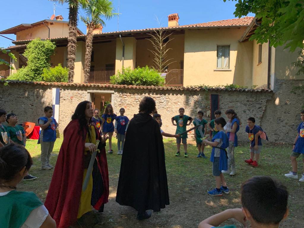 Azzate, una festa della scuola in stile medioevale