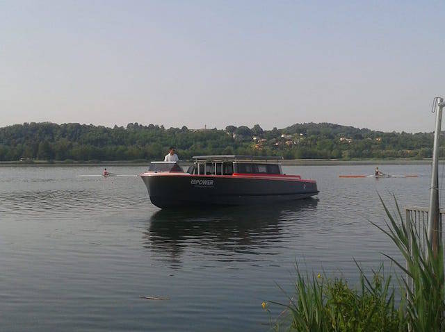 La barca elettrica attracca a Cazzago Brabbia