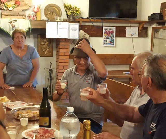 Giancarlo ha riavuto il suo cappello alpino grazie alle \"Penne nere\" di Gemonio