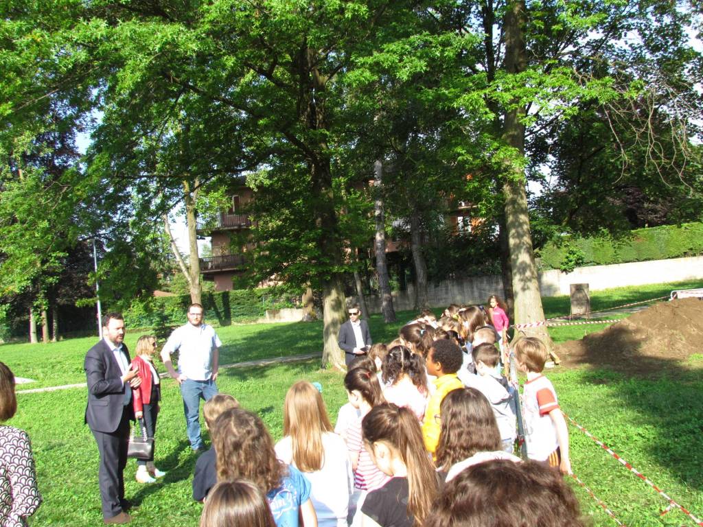 Gli alunni della Galilei in visita al parchetto di Avigno