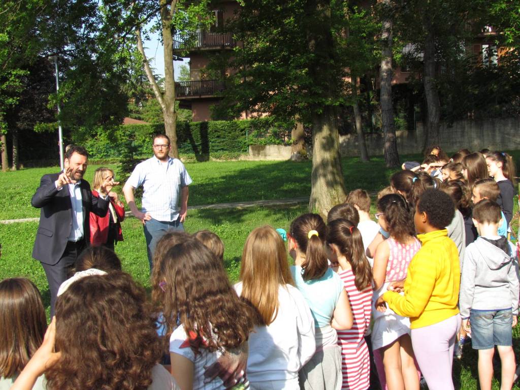 Gli alunni della Galilei in visita al parchetto di Avigno