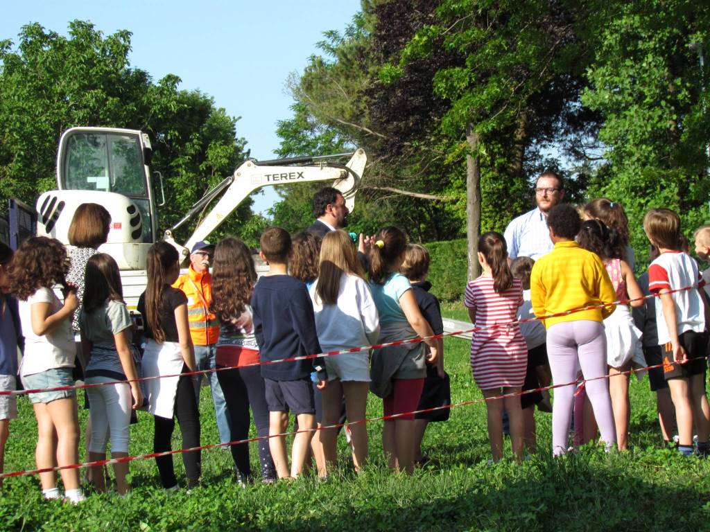 Gli alunni della Galilei in visita al parchetto di Avigno