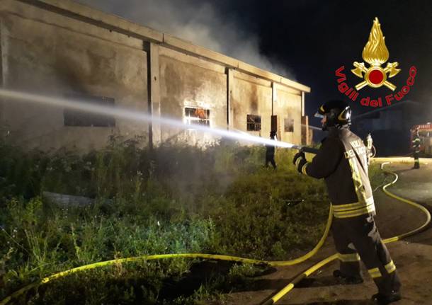 incendio azienda agricola arcisate vigili del fuoco notte