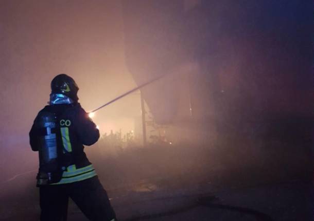 incendio azienda agricola arcisate vigili del fuoco notte