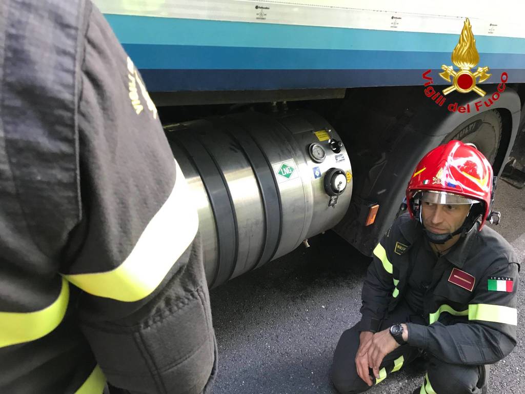 Incidente tra auto e camion a Lavena Ponte Tresa