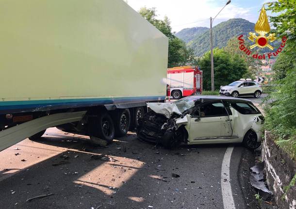 Incidente tra auto e camion a Lavena Ponte Tresa