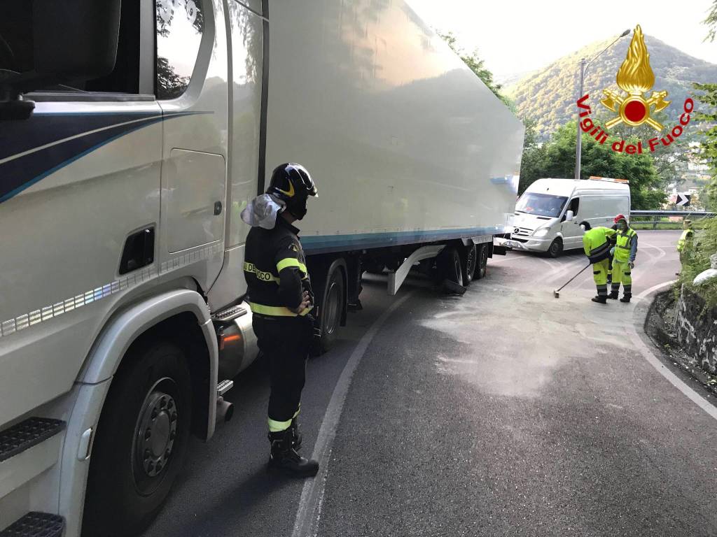 Incidente tra auto e camion a Lavena Ponte Tresa