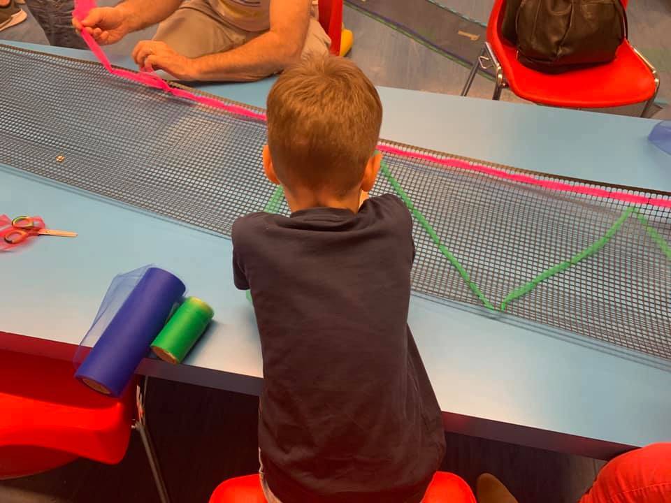 Lanterne e studenti nella domenica del Maga