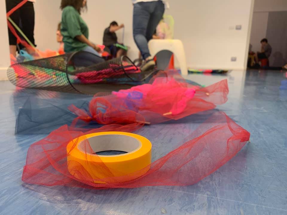 Lanterne e studenti nella domenica del Maga