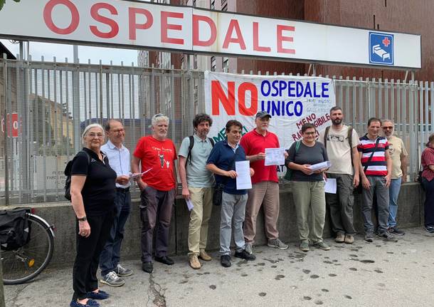 protesta contro ospedale unico comitato per il diritto alla salute del varesotto