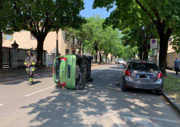 Ribaltamento in viale Stelvio a Busto Arsizio