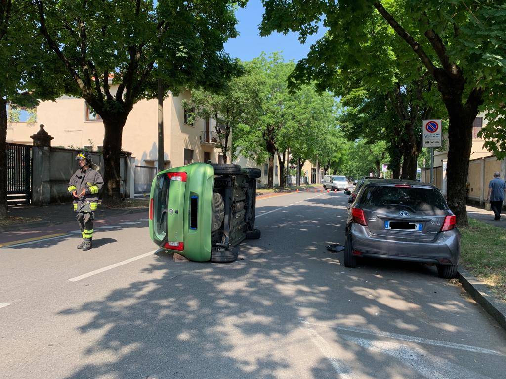 Ribaltamento viale Stelvio Busto Arsizio