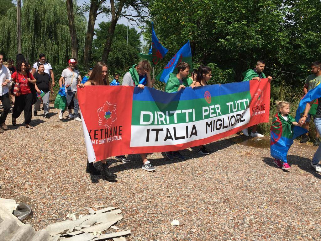 sinti in corteo a Gallarate