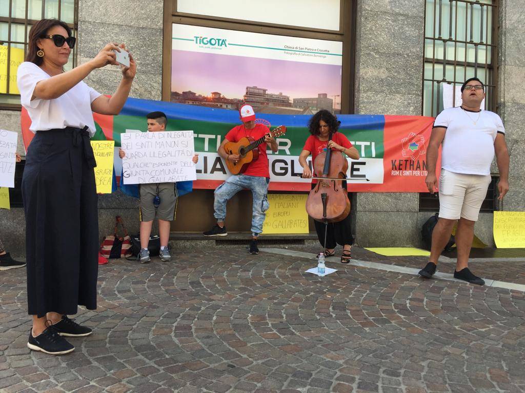 sinti in corteo a Gallarate