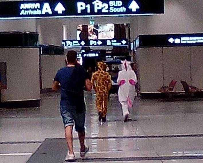 Addii al celibato goliardici a Malpensa