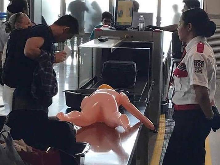 Addii al celibato goliardici a Malpensa