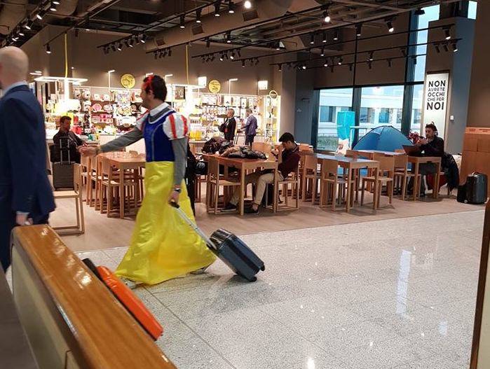 Addii al celibato goliardici a Malpensa