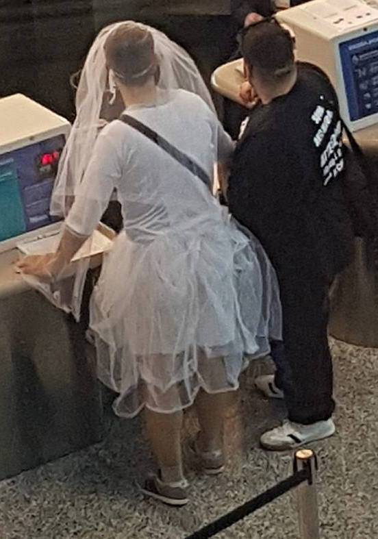 Addii al celibato goliardici a Malpensa