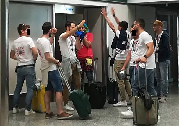 Addii al celibato goliardici a Malpensa
