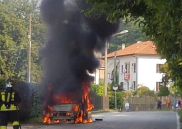 Automobile in fiamme in Via Piave a Leggiuno 