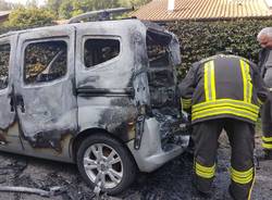 Automobile in fiamme in Via Piave a Leggiuno 
