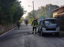 Automobile in fiamme in Via Piave a Leggiuno 