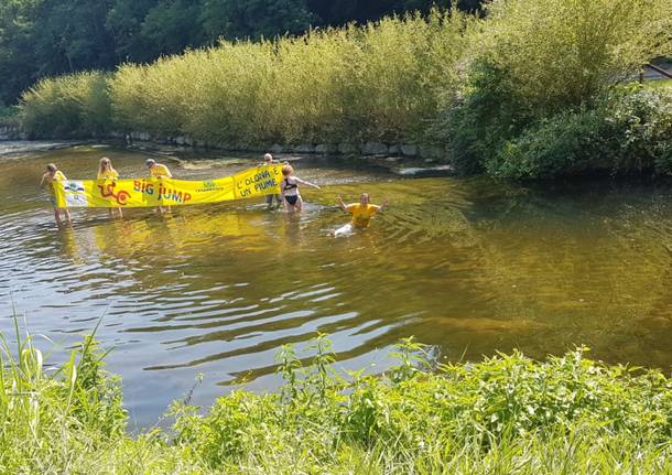 Un tuffo nell’Olona per cercare di salvarlo