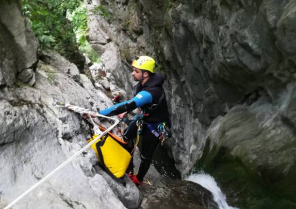 Cade alle cascate di Cittiglio, morto un ragazzo di 23 anni