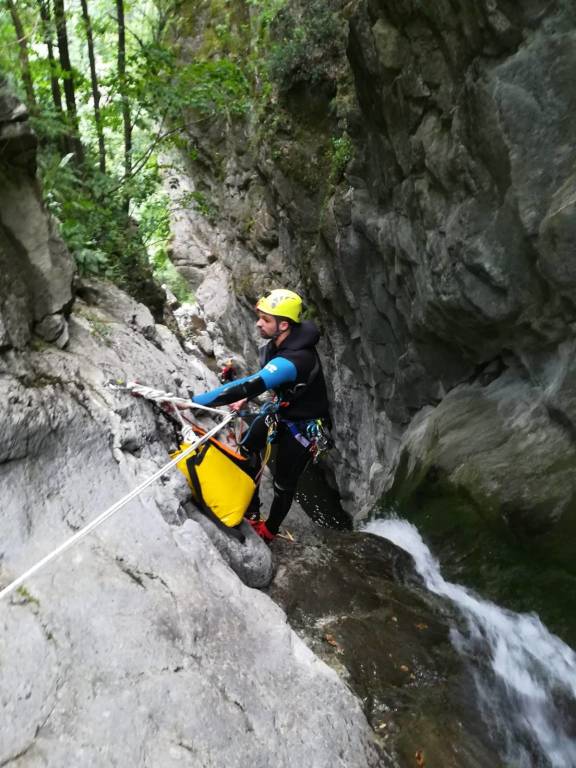 Cade alle cascate di Cittiglio, morto un ragazzo di 23 anni