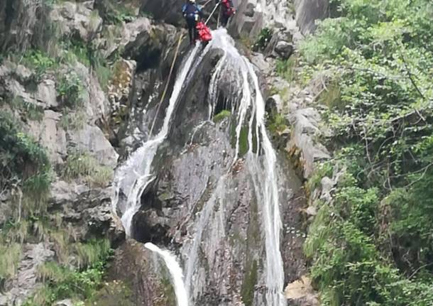 Cade alle cascate di Cittiglio, morto un ragazzo di 23 anni