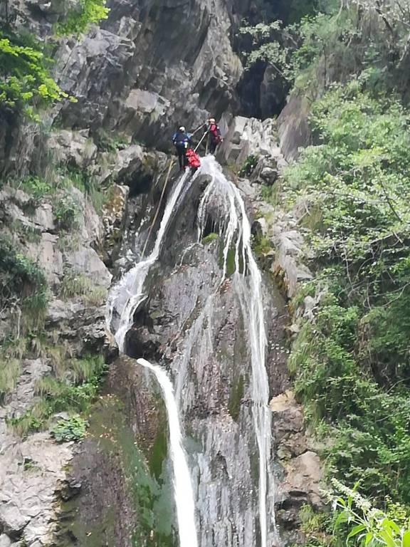 Cade alle cascate di Cittiglio, morto un ragazzo di 23 anni
