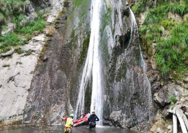 Cade alle cascate di Cittiglio, morto un ragazzo di 23 anni