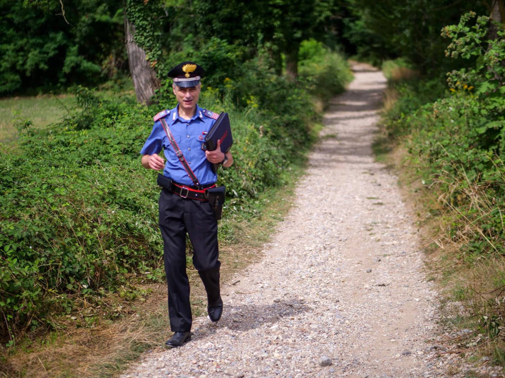 Cade in moto nel bosco, muore un uomo