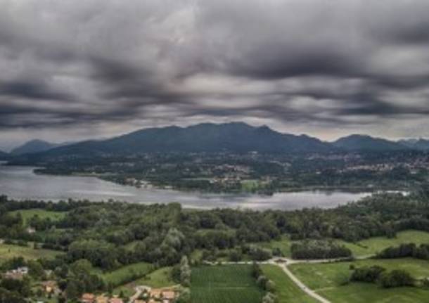 Le nuvole “Asperitas” sul Lago di Varese