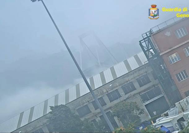 Le nuove immagini del crollo del ponte Morandi
