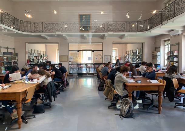 Dentro la biblioteca civica
