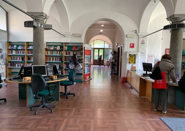 Dentro la biblioteca civica