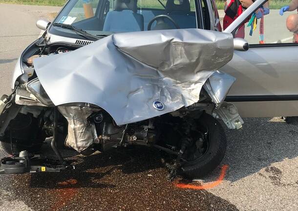 Parabiago: violento incidente tra due auto