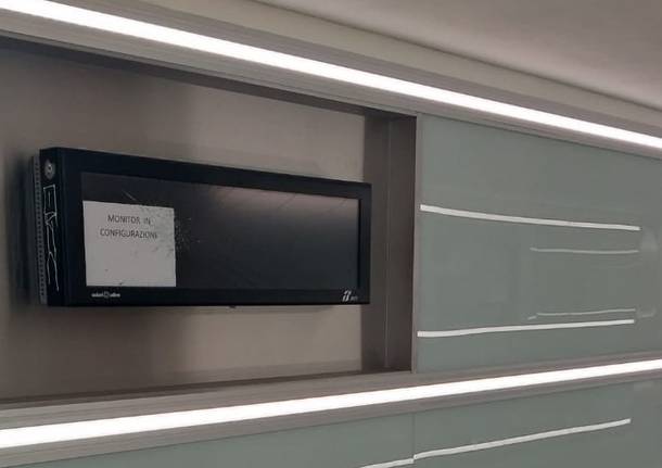 Nuovi monitor già rotti alla stazione di Varese