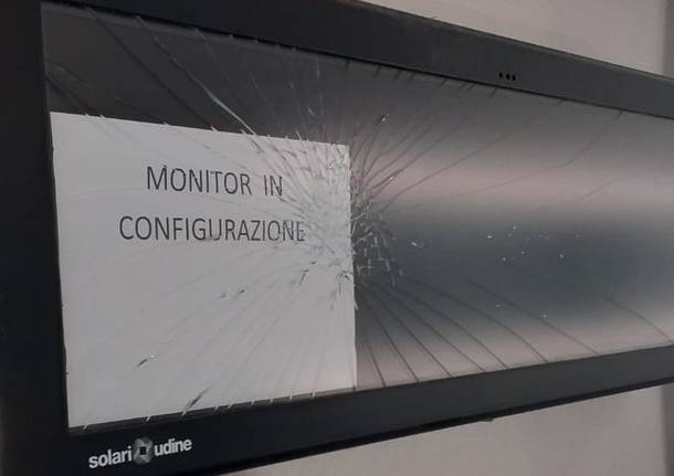 Nuovi monitor già rotti alla stazione di Varese