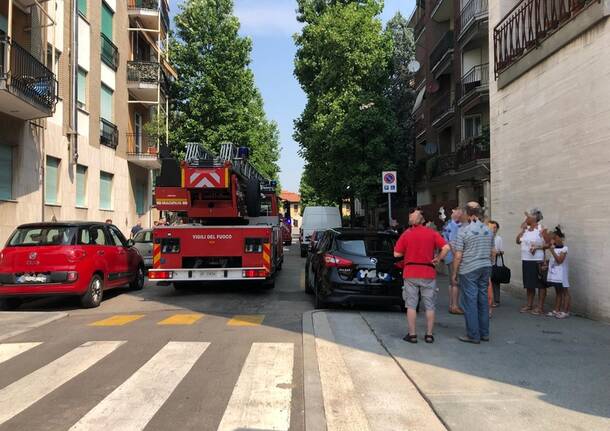 Incidente in via FIlzi: auto ribaltata