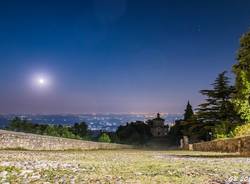 sacro monte con la luna piena - foto di gabriele bistoletti