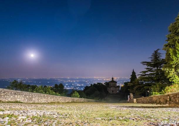 sacro monte con la luna piena - foto di gabriele bistoletti
