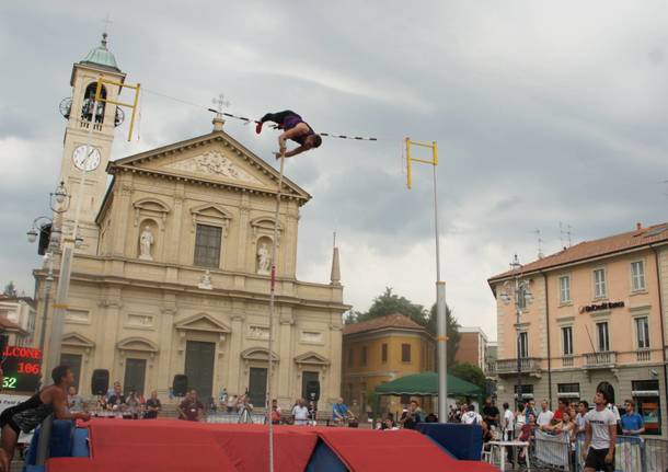 Il salto con l’asta emoziona Saronno, nonostante l’acquazzone