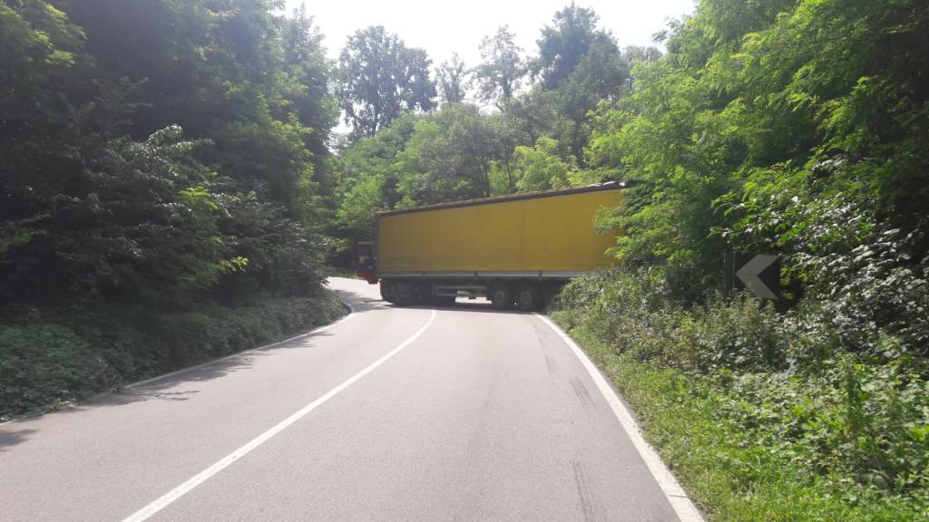 camion incastrato travedona brebbia