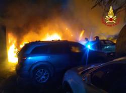 Auto in fiamme nella notte