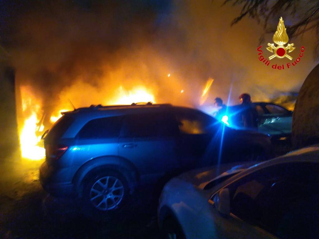 Auto in fiamme nella notte